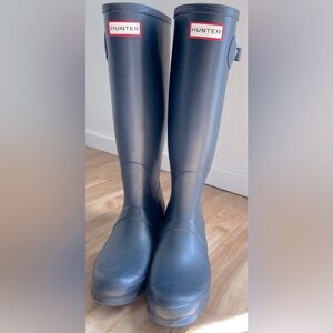 Price DROP Hunter Classic Tall Boots Sz 7 Navy. Light wear on soles.
